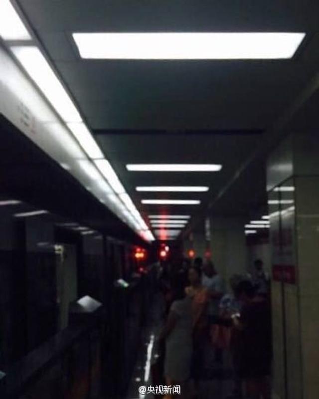 南京地铁S1线故障，乘客摸黑走隧道