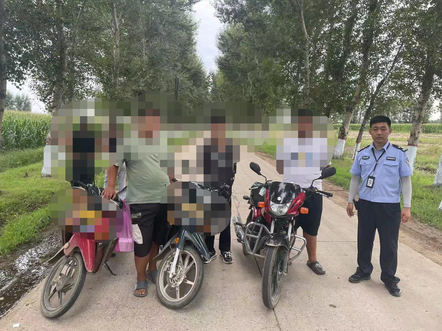 17岁少年无证驾驶摩托车搭载同学致1死1伤，双方父母索赔51万余元，法院判决
