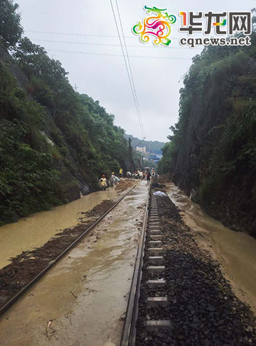 云南大临铁路受强降雨影响一区间发生水害，铁路部门正全力抢修