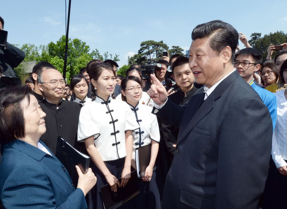 总书记和青年朋友在一起