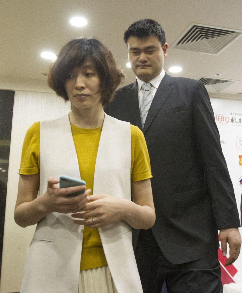 姚明罕见与女儿同框，女儿身高快2米