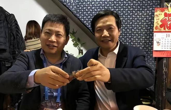 雷军回应友商“截胡YU7”