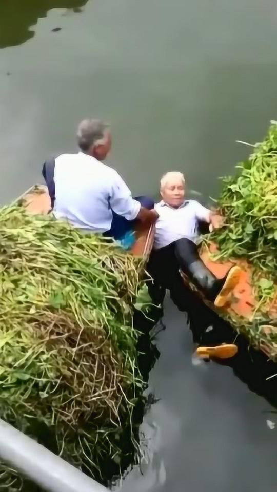 爷爷下河捞玩具被孙女紧紧拉住的故事