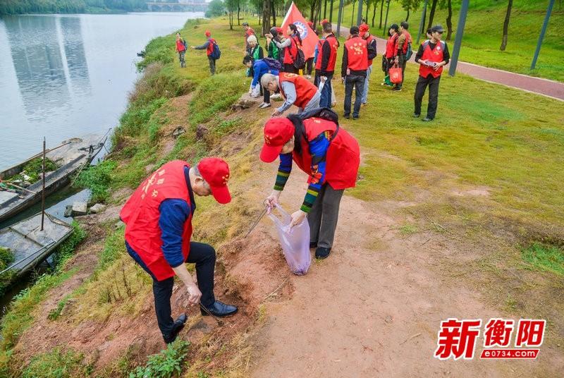 湖南衡阳丛林深处出现巨型垃圾山，环保局：已调度十辆车前去清理