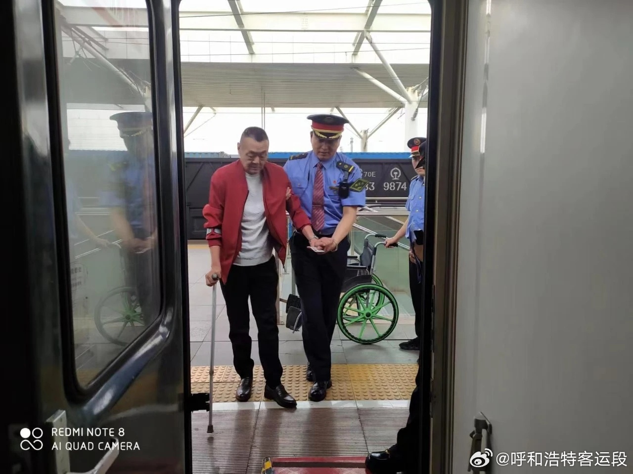 K1373次列车滞留近3小时，乘客砸窗为何被批评教育？铁路部门回应