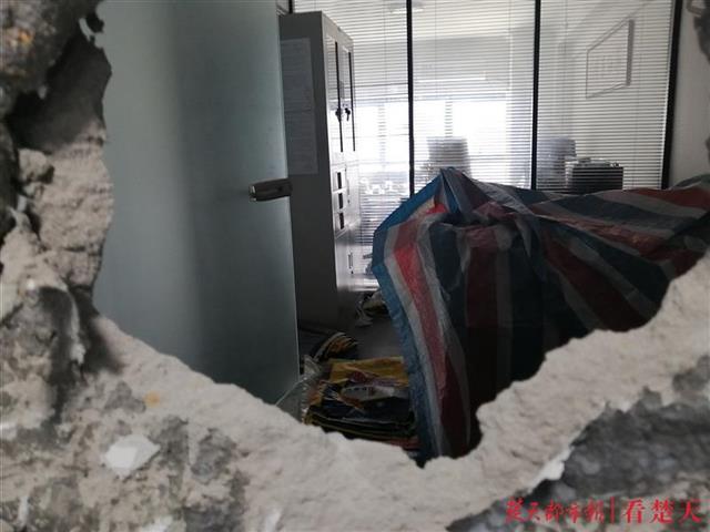 曲靖一小区住户被投诉“砸墙”扰民三年多，街办：二三楼住户矛盾较突出